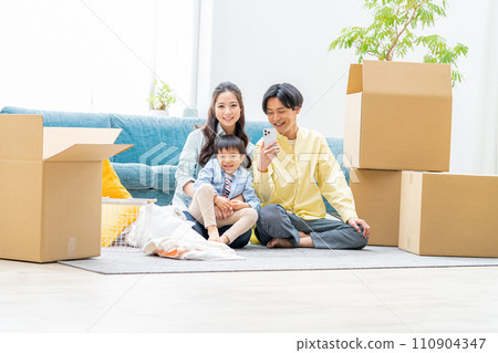 準備搬家的年輕家庭 準備搬家的年輕家庭 110904347