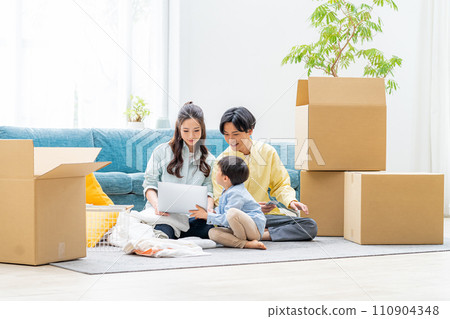 準備搬家的年輕家庭 110904348