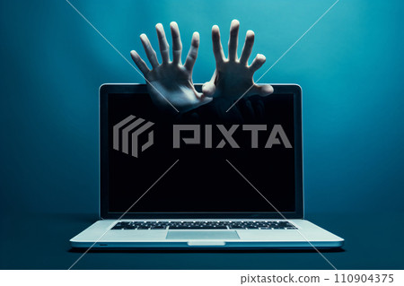 一隻手伸出筆記型電腦,恐怖或病毒的圖像 一隻手伸出筆記型電腦,恐怖或病毒的圖像 110904375