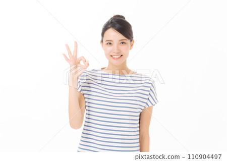 A woman wearing short sleeves doing an OK pose 110904497