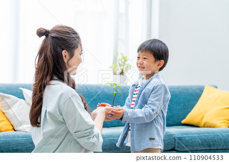 父母和孩子與植物 110904533