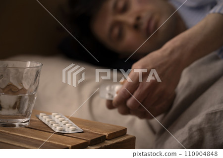 Sleeping pill image insomnia 110904848