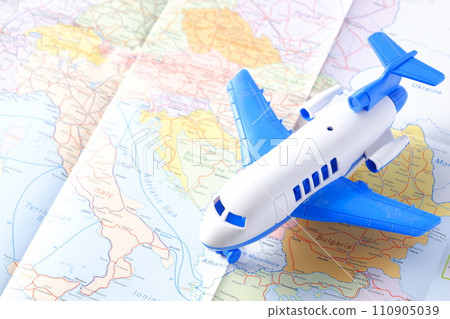 乘坐玩具飛機旅行的圖片 110905039