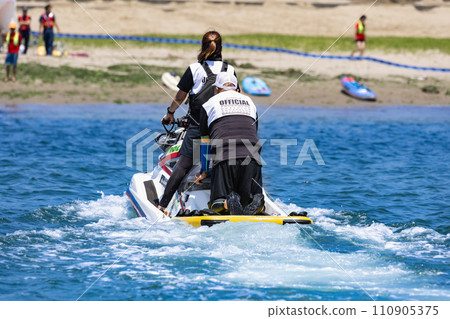 鐵人三項賽事官員乘坐摩托艇旅行 鐵人三項賽事官員乘坐摩托艇旅行 110905375