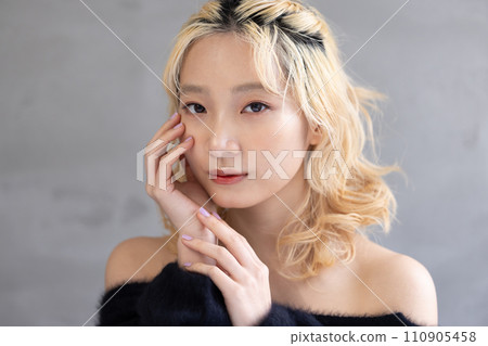 Beauty Portrait of a Japanese blonde woman Beauty Portrait of a Japanese blonde woman 110905458