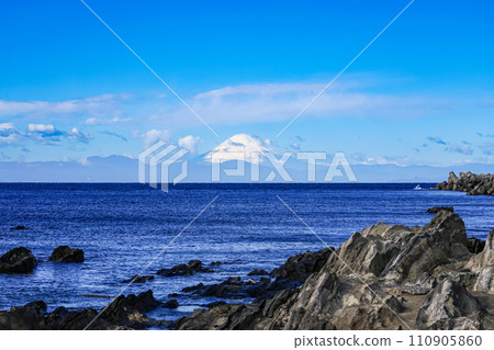 Mt. Fuji across Sagami Bay from the shore of Jogashima (Miura City, Kanagawa Prefecture) 110905860