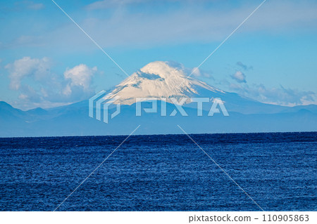 從城島海岸橫跨相模灣的富士山（神奈川縣三浦市） 110905863