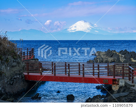 Mt. Fuji across Sagami Bay from the shore of Jogashima (Miura City, Kanagawa Prefecture) 110905870