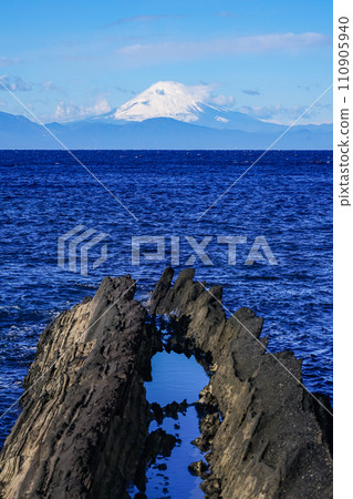Mt. Fuji across Sagami Bay from the shore of Jogashima (Miura City, Kanagawa Prefecture) 110905940
