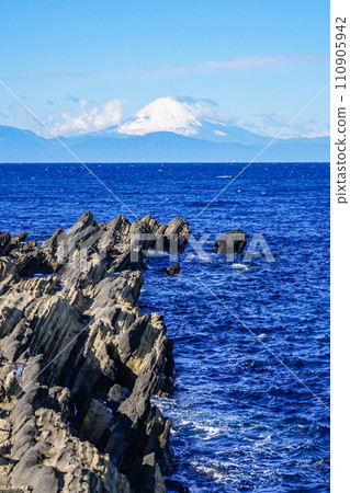 Mt. Fuji across Sagami Bay from the shore of Jogashima (Miura City, Kanagawa Prefecture) 110905942