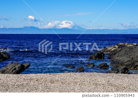 Mt. Fuji across Sagami Bay from the shore of Jogashima (Miura City, Kanagawa Prefecture) 110905943