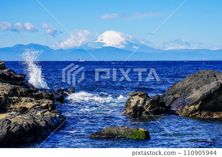 Mt. Fuji across Sagami Bay from the shore of Jogashima (Miura City, Kanagawa Prefecture) 110905944