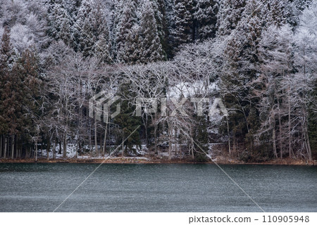 Lake Nakatsuna in winter [Omachi City] 110905948