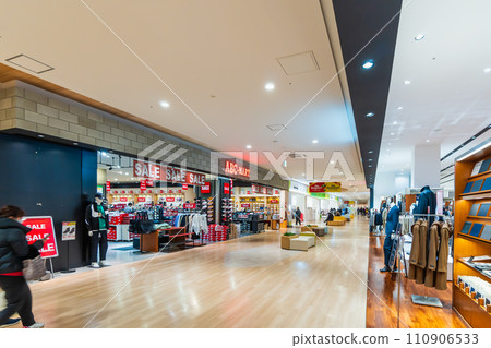 在購物中心內 110906533