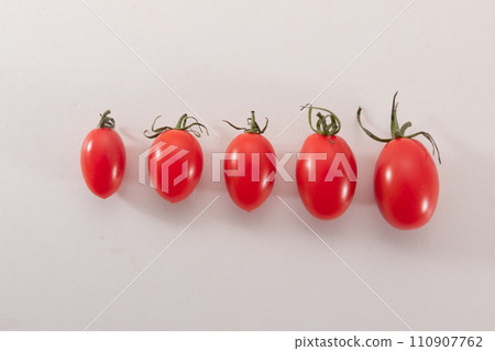 Ripe cherry tomatoes Aiko Ripe cherry tomatoes Aiko 110907762