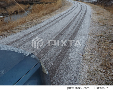 Snowy road surface 110908030