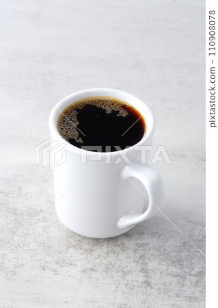 早晨的場景，在你最喜歡的杯子裡放著現煮的咖啡 110908078