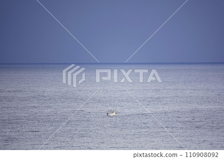 一艘漂浮在海面上的漁船 一艘漂浮在海面上的漁船 110908092