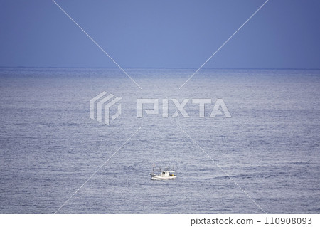 一艘漂浮在海面上的漁船 110908093