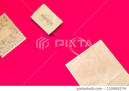 Top view brown paper shopping bag on colourful background, Mock-up of blank brown paper shopping bag and copy space. Flat lay. Top view brown paper shopping bag on colourful background, Mock-up of blank brown paper shopping bag and copy space. Flat lay. 110908174