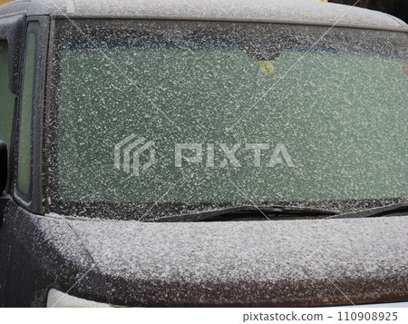 Snow piled up on the car 110908925