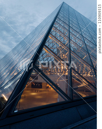 Louvre Museum 110909315