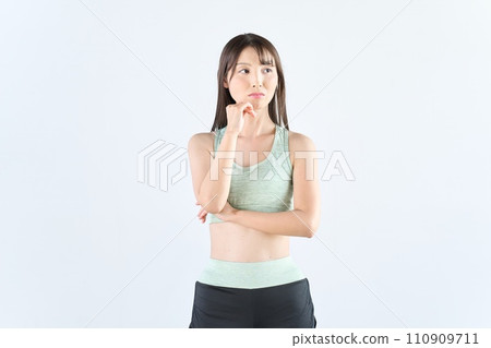 穿著運動服思考的女人 110909711