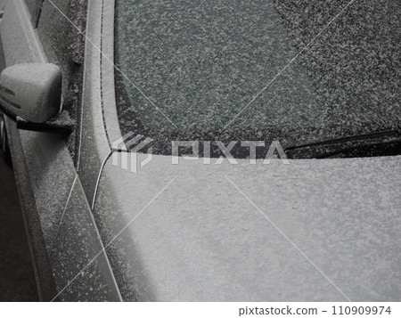 Snow piled up on the car 110909974