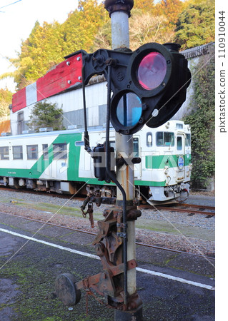 Seiryu Miharashi train and wooden arm signal at Nishikicho Station on the Nishikigawa Railway Seiryu Miharashi train and wooden arm signal at Nishikicho Station on the Nishikigawa Railway 110910044
