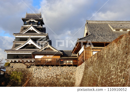 熊本城 從兩座石牆看大城堡塔樓 熊本城 從兩座石牆看大城堡塔樓 110910052