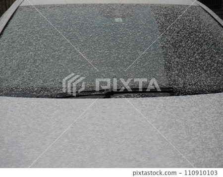 Snow piled up on the car 110910103
