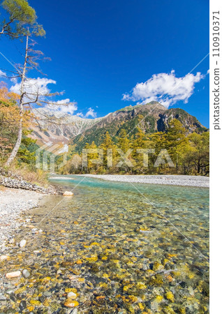 [Autumn Kamikochi] The flow of the Azusa River and the Hotaka Mountain Range 110910371
