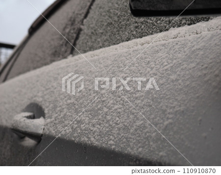 汽車的右側被雪覆蓋 110910870
