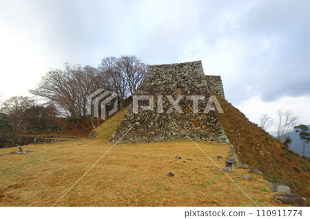 Tsuwano Castle ruins Sanjukkendai stone wall and hostage turret seen from the Sannomaru ruins 110911774