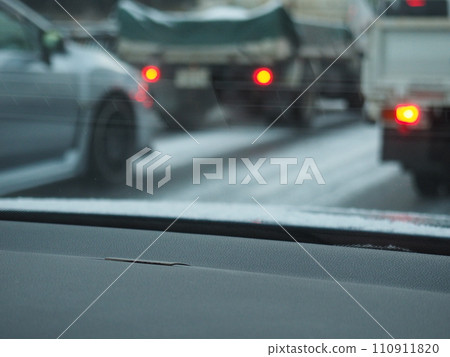 冬天的早晨雪路 110911820