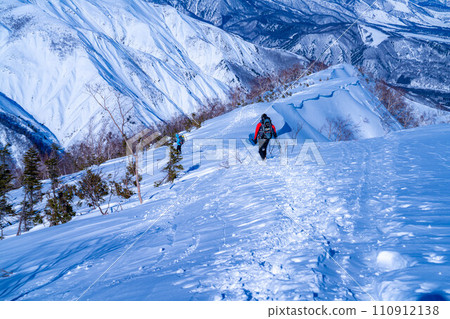 [Winter mountain material] Climber walking on Kotomi Ridge in winter [Nagano Prefecture] 110912138