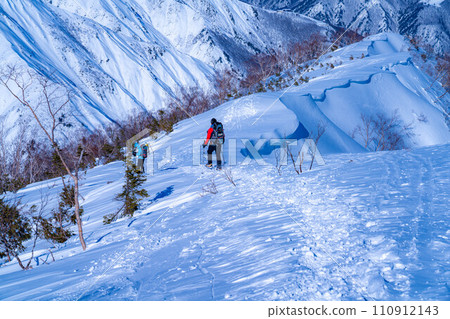 [Winter mountain material] Climber walking on Kotomi Ridge in winter [Nagano Prefecture] 110912143