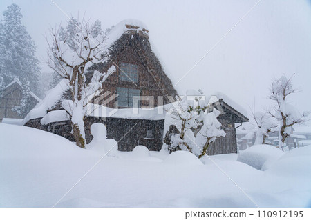 [World Heritage] Heavy snowfall in Shirakawa-go [Gifu Prefecture] 110912195