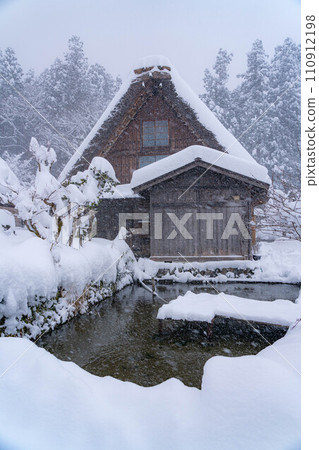 [World Heritage] Heavy snowfall in Shirakawa-go [Gifu Prefecture] 110912198
