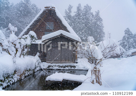 [World Heritage] Heavy snowfall in Shirakawa-go [Gifu Prefecture] 110912199