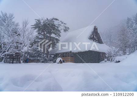 [World Heritage] Heavy snowfall in Shirakawa-go [Gifu Prefecture] 110912200