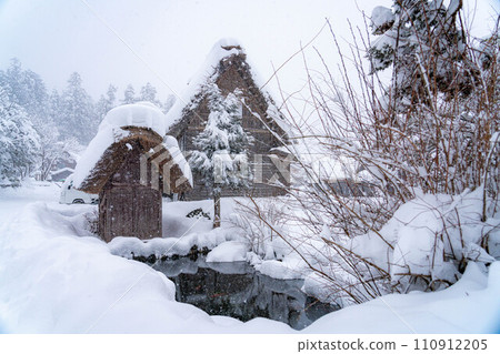 [World Heritage] Heavy snowfall in Shirakawa-go [Gifu Prefecture] 110912205