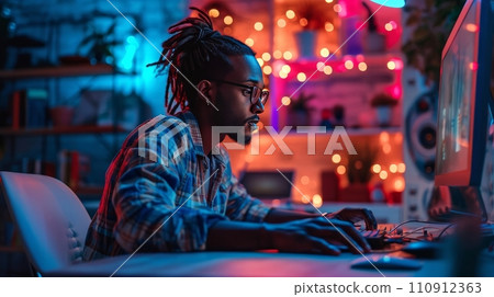 Freelance man working in front of the computer 110912363
