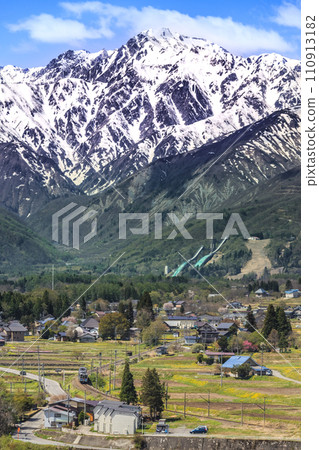 雄偉的山脈和綿綿的積雪 110913182