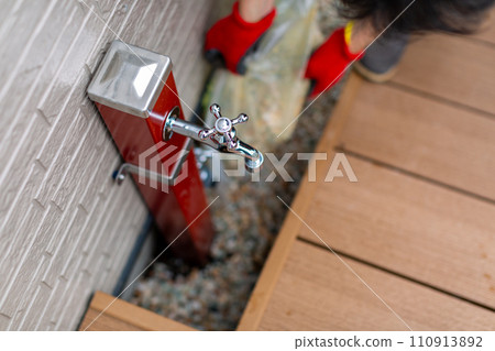 A man laying gravel in the garden, gardening 110913892
