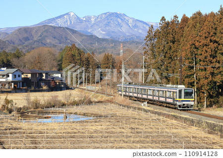 Tobu Kinugawa Line "Regular train running with winter mountains and winter scenery in the background" Tobu Kinugawa Line "Regular train running with winter mountains and winter scenery in the background" 110914128