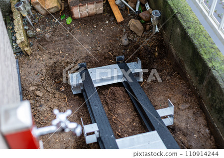 Contractor who constructs wooden decks 110914244