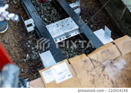 Contractor who constructs wooden decks 110914248
