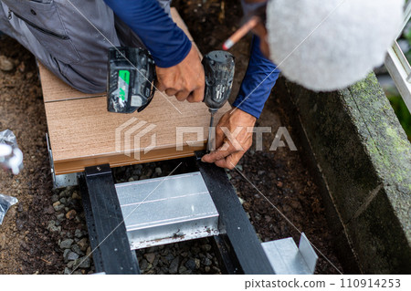 Contractor who constructs wooden decks Contractor who constructs wooden decks 110914253