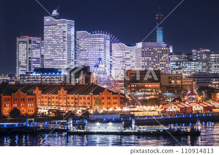 Night view of Yokohama Minato Mirai, a beautiful cityscape illuminated in blue and orange [Yokohama City, Kanagawa Prefecture] 110914813